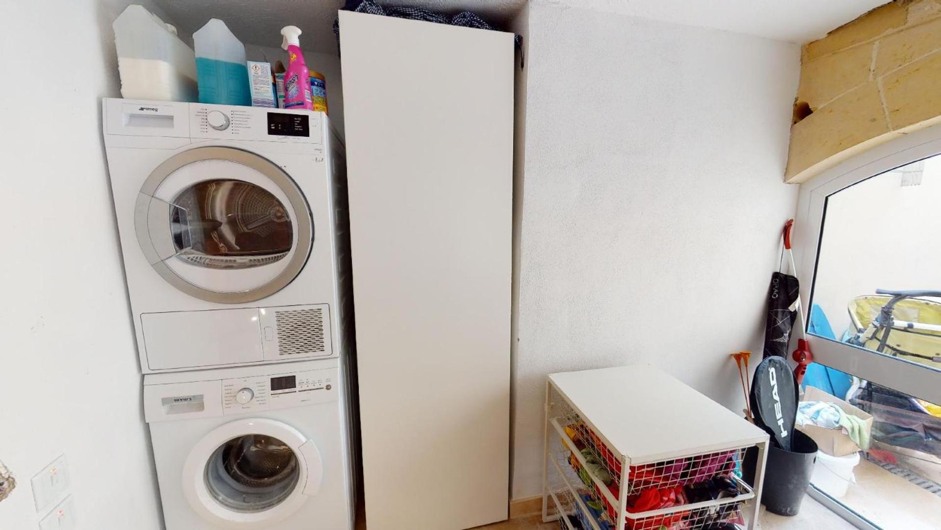 Double Bedroom In St Julians In Shared House Homestay *